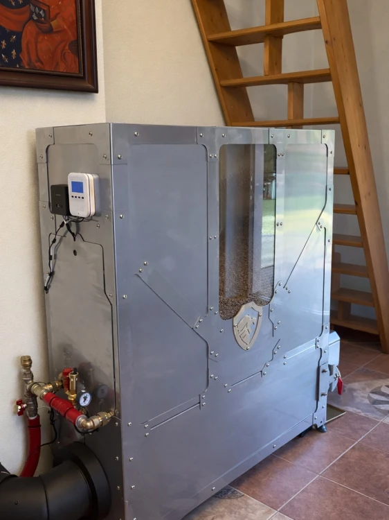 HERKULES INOX 30 kW w Leszczawce – boczny widok kotła z podłączeniem do instalacji