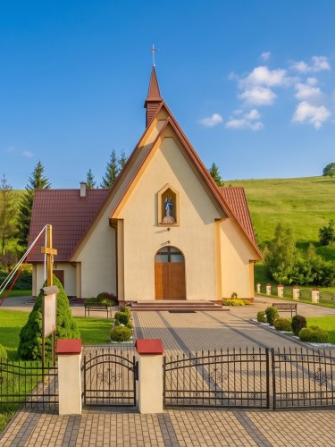 HERKULES INOX 30 kW w Leszczawce – kaplica w krajobrazie górskim
