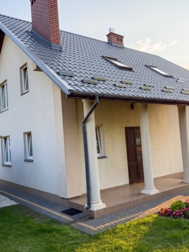 HERKULES INOX 15 kW w Jasionce – dom jednorodzinny z zadaszonym wejściem