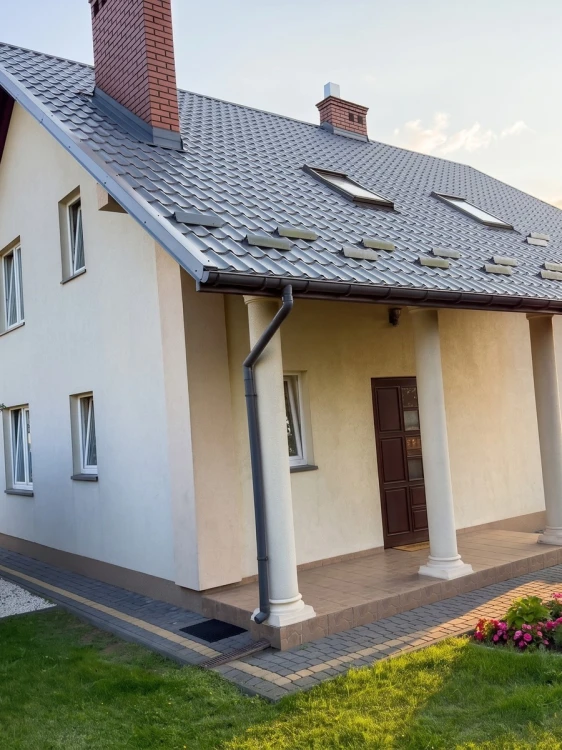 HERKULES INOX 15 kW w Jasionce – dom jednorodzinny z zadaszonym wejściem