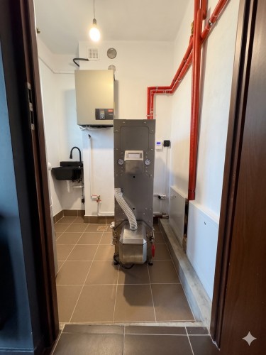 HERKULES INOX 15 kW w Jasionce – kocioł w wąskiej, wykończonej kotłowni