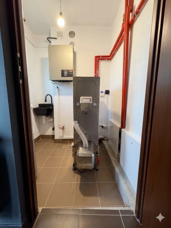 HERKULES INOX 15 kW w Jasionce – kocioł w wąskiej, wykończonej kotłowni