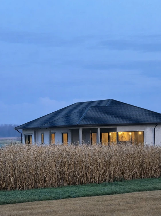 HERKULES INOX 20 kW w Wierzawicach – nowoczesny dom o zmierzchu na tle pola