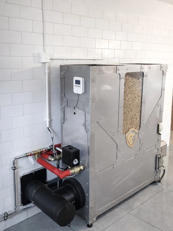 HERKULES INOX 20 kW w Jarosławiu – boczny widok kotła, podajnika i przewodu spalinowego
