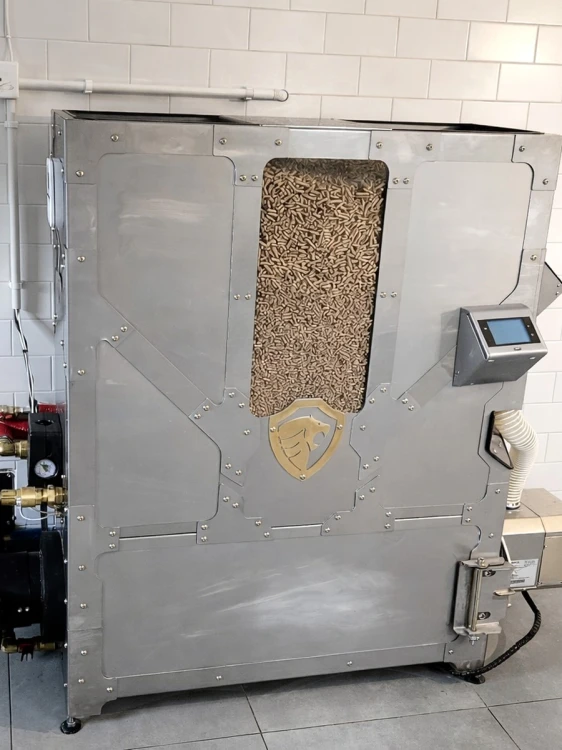 HERKULES INOX 20 kW w Jarosławiu – front kotła z otwartym zasobnikiem pelletu