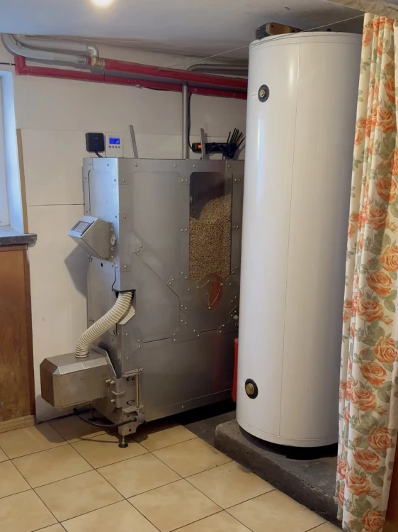 HERKULES INOX 20 kW w Świlczy – kocioł obok pionowego zasobnika w kotłowni