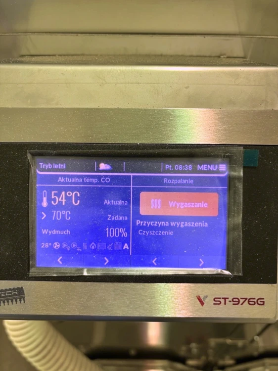 2 × HERKULES INOX 30 kW w Dębicy – panel sterownika kotła z odczytem temperatury