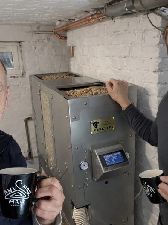 HERKULES INOX 20 kW w Lubartowie – otwarty zasobnik pelletu podczas uzupełniania paliwa