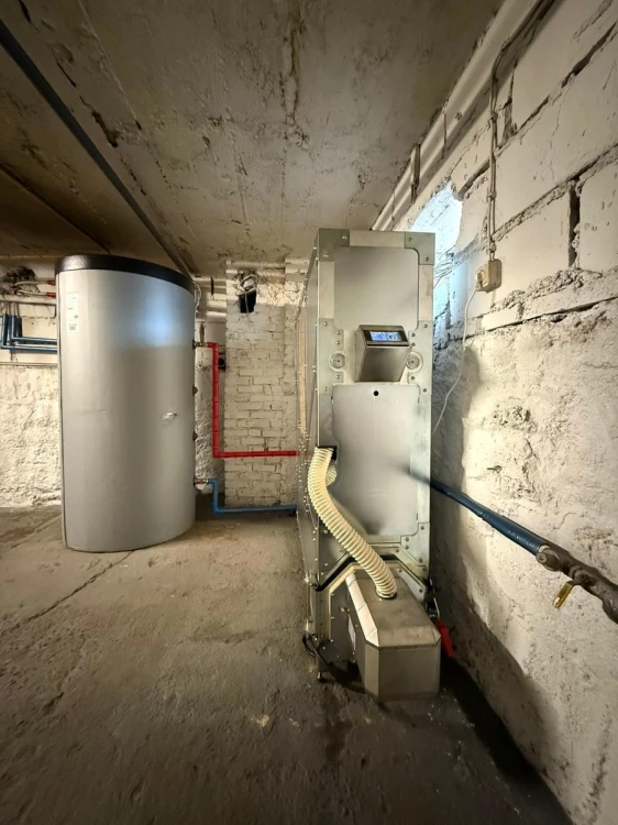 HERKULES INOX 29 kW w Rzeszowie przy ul. Krakowskiej – kocioł i zasobnik ciepłej wody z widocznym panelem sterowania