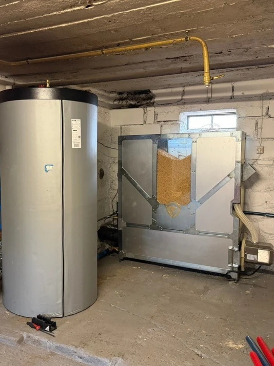 HERKULES INOX 29 kW w Rzeszowie przy ul. Krakowskiej – kocioł i zasobnik na tle instalacji czerwonych i niebieskich rur