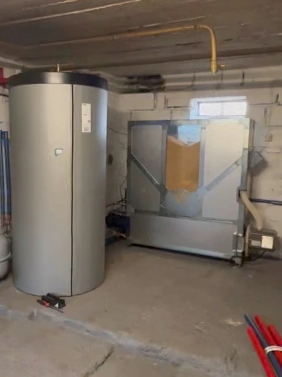 HERKULES INOX 29 kW w Rzeszowie przy ul. Krakowskiej – szeroki widok kotłowni z kotłem i zasobnikiem