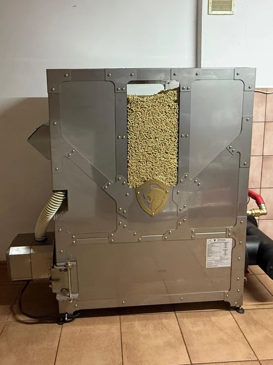 HERKULES INOX 20 kW w Sanoku – front kotła z widocznym zasobnikiem pelletu